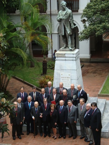 El 16 de junio se realizó la Sesión Solemne con ocasión de la conmemoración del centenario de la creación de la Academia de Ciencias Políticas y Sociales.